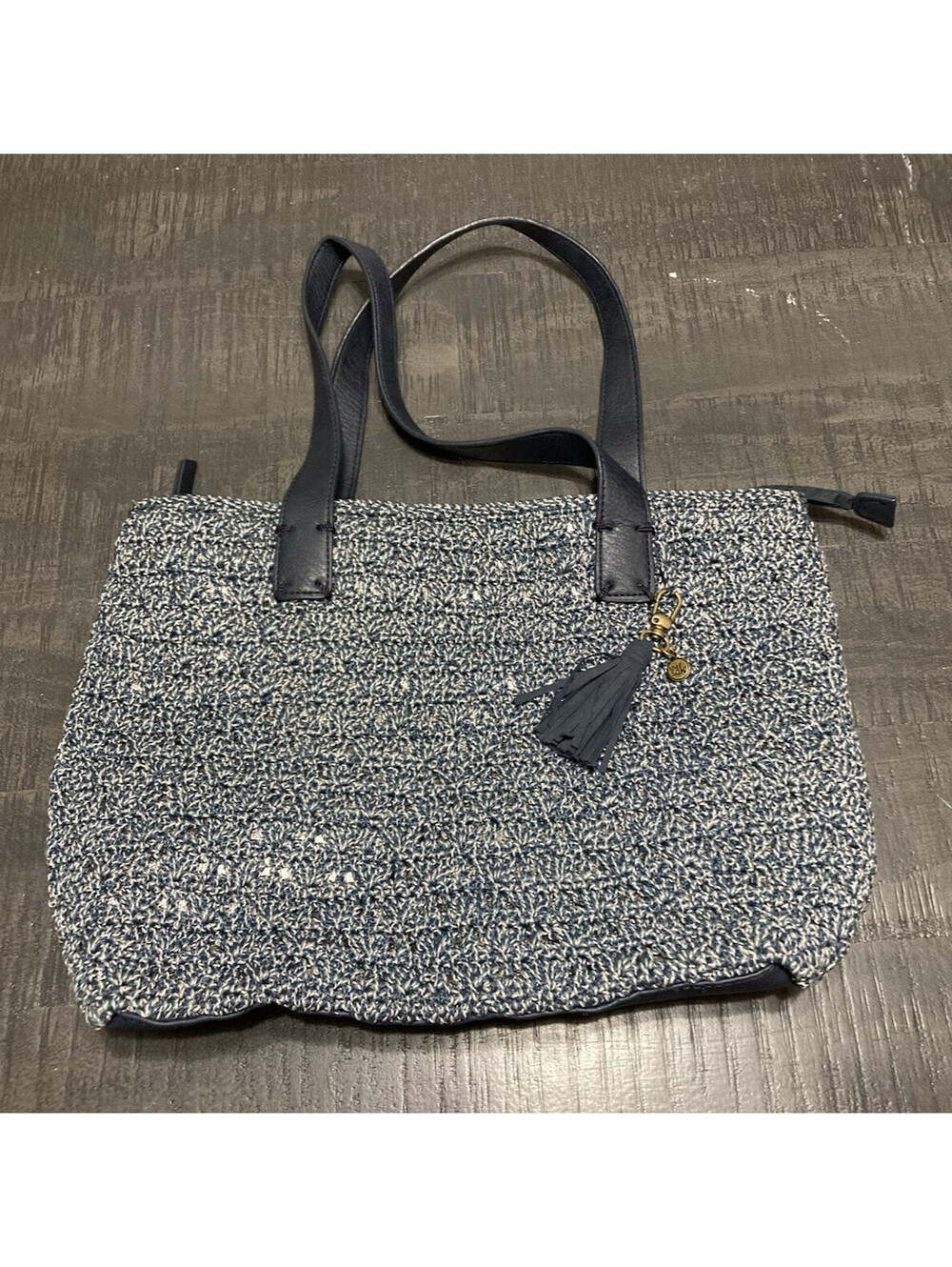 The Sak Knit Crochet Shoulder Hand Bag Purse Large Size Gray Silver Full Zip
